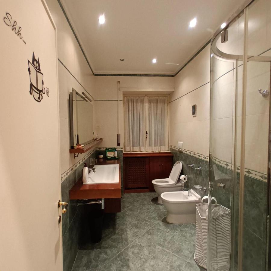 Bagno grande con doccia
